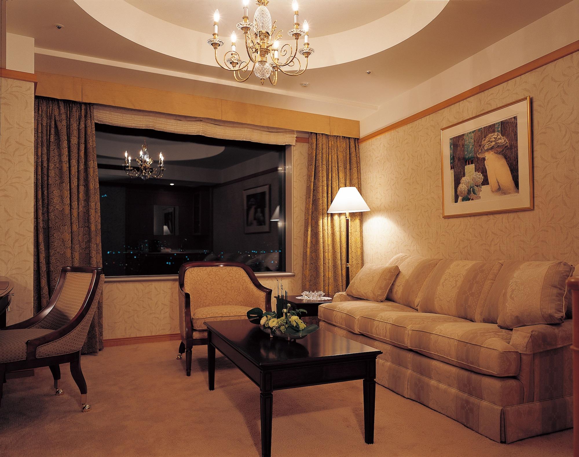 Sapporo Prince Hotel Eksteriør billede A living room in a suite at the Mandarin Oriental, Tokyo