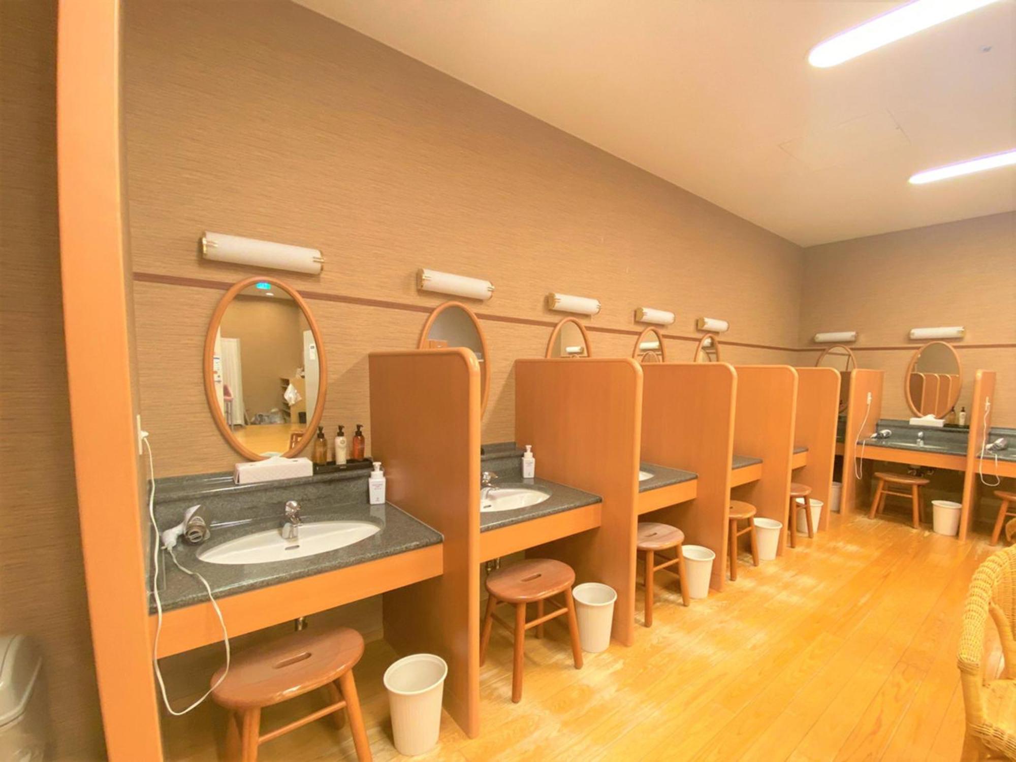 Sapporo Prince Hotel Eksteriør billede A Japanese onsen's washing room