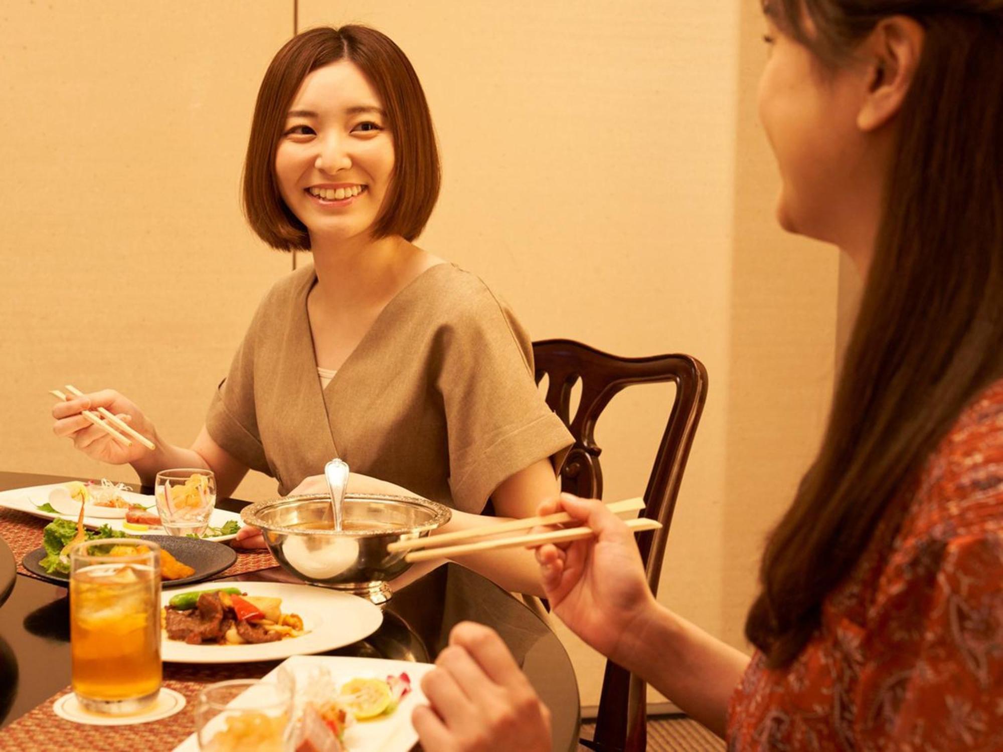 Sapporo Prince Hotel Eksteriør billede Japanese women eating with chopsticks