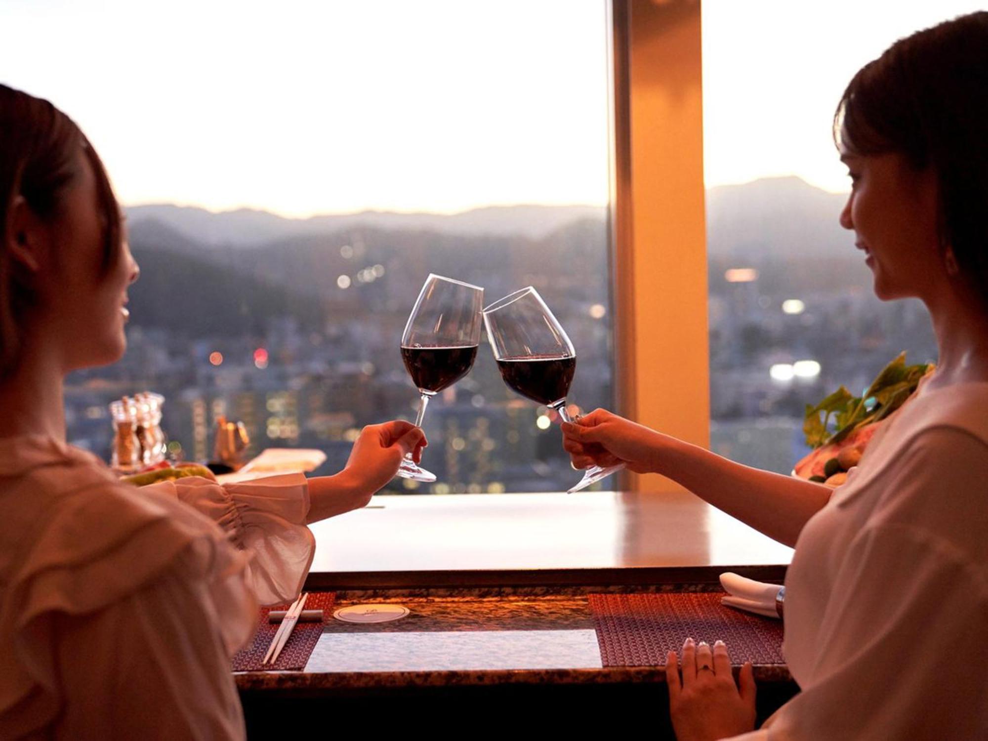 Sapporo Prince Hotel Eksteriør billede A toast with wine