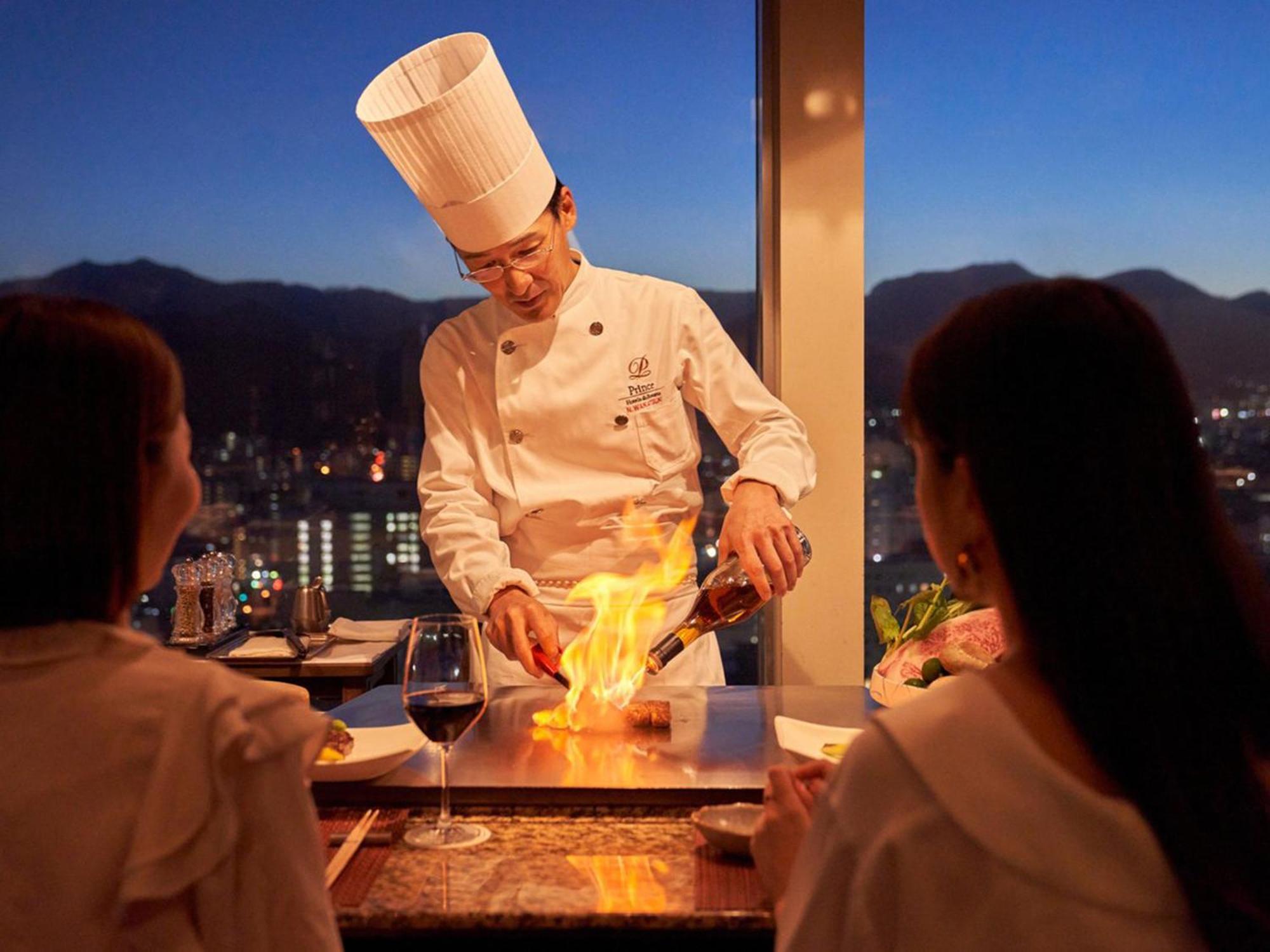 Sapporo Prince Hotel Eksteriør billede A chef cooking at the restaurant