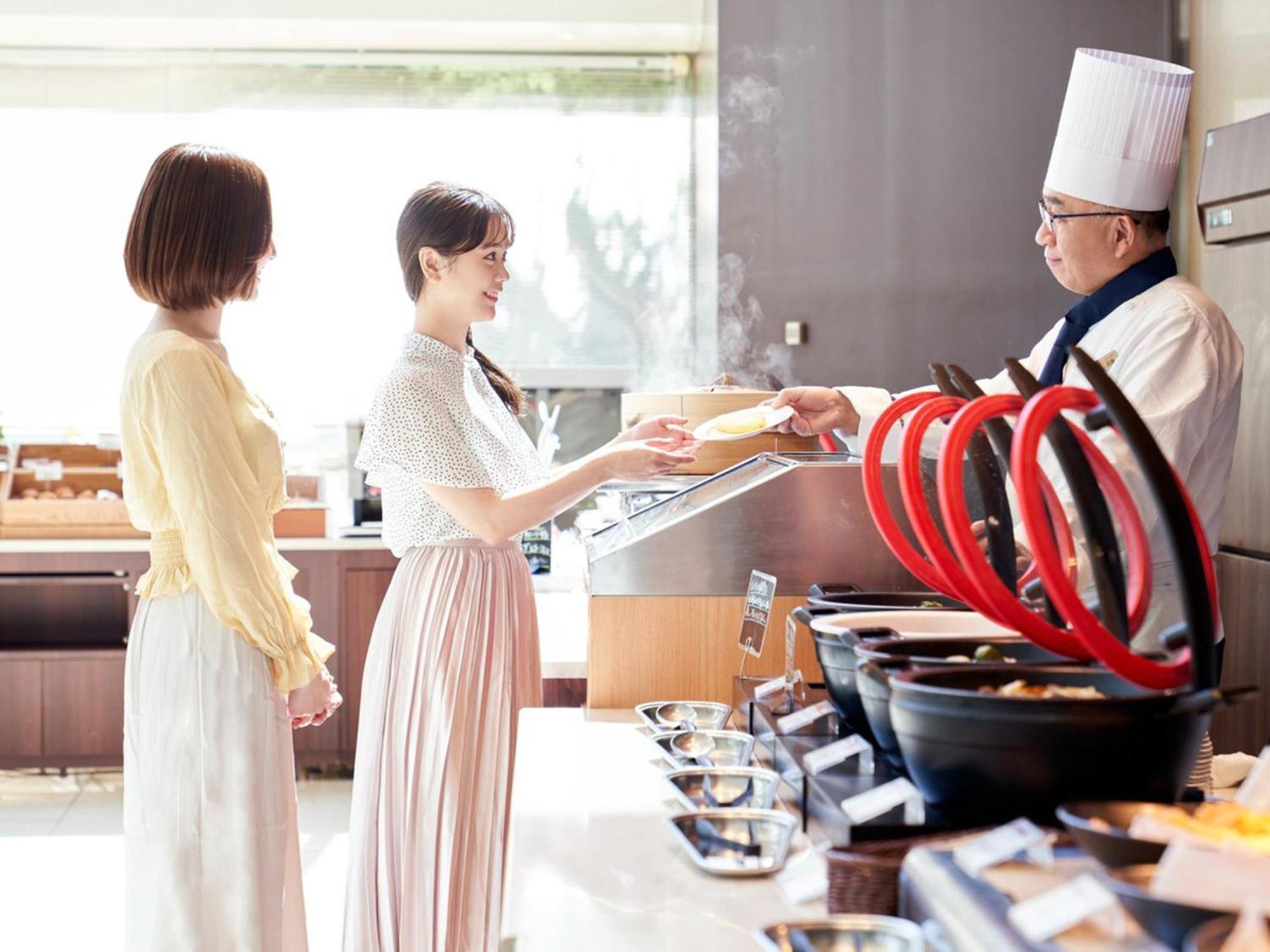 Sapporo Prince Hotel Eksteriør billede A chef serving food to guests
